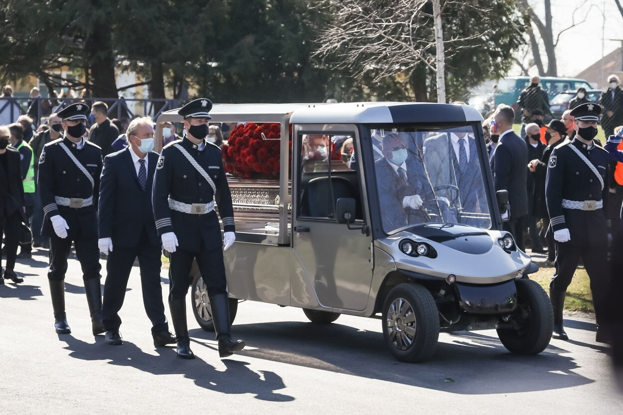 Mii de persoane au participat la funeraliile primarului Zagrebului. FOTO
