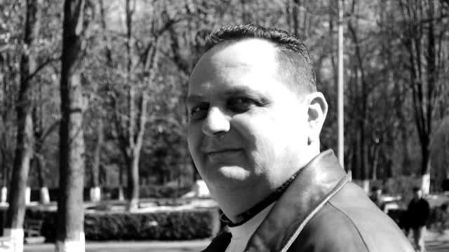 Dan Pătatu, ucis în apartamentul din Onești, a fost înmormântat. Oamenii sunt revoltați: ”Nu iau măsuri”