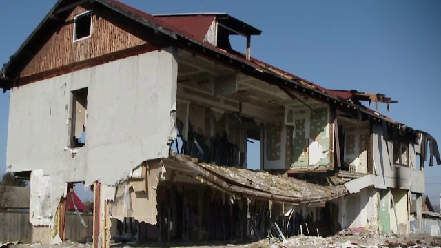 Clădirile construite de politicieni pe bani mulți ca să păcălească votanții și lăsate apoi în paragină. Cum au ajuns să arate