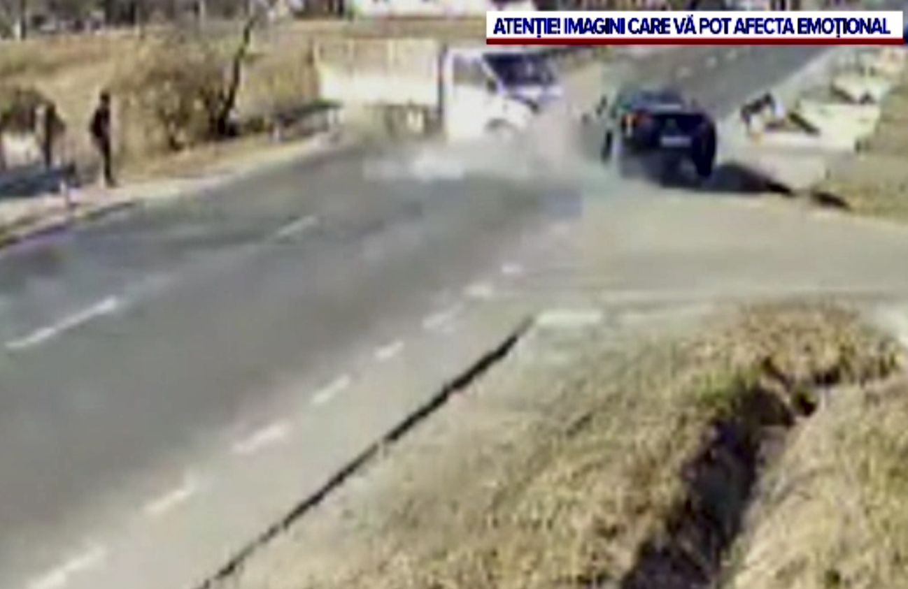 Accident grav lângă Pitești, produs de un șofer care nu s-a asigurat. Au fost rănite persoanele care circulau regulamentar