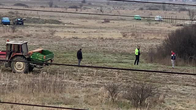 Un bebeluș de 2 zile a fost găsit decedat pe un câmp. A fost aruncat dezbrăcat