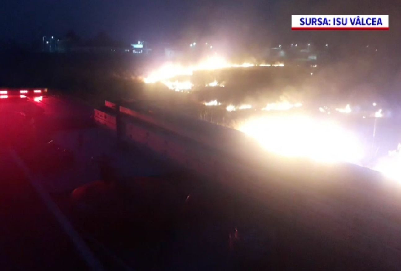 Incendiu pe 2.000 de metri pătrați de vegetație, în Drăgășani. Cât a durat intervenția pompierilor