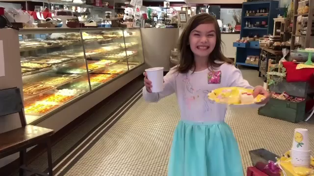 O fetiță din SUA vinde limonadă pentru a-și salva viața. Câți bani a strâns pentru operațiile costisitoare