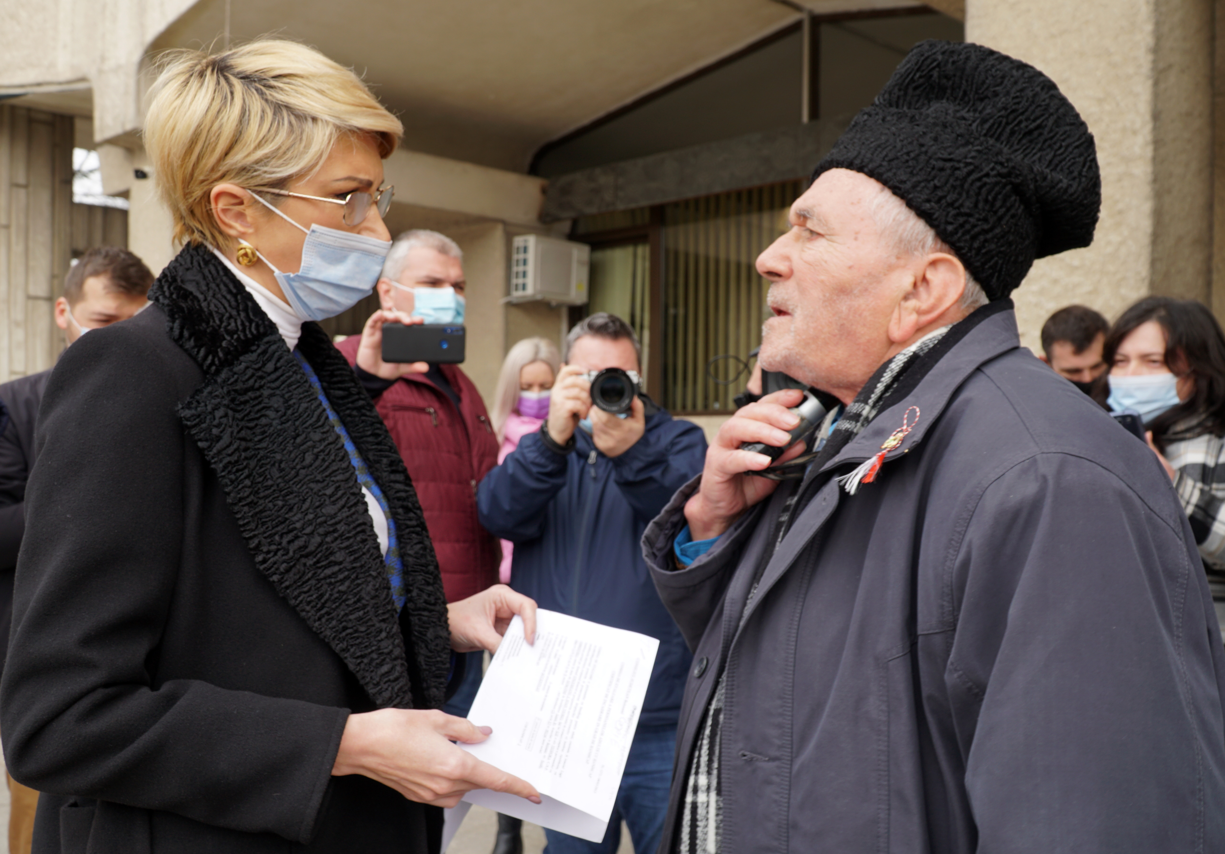 Un pensionar i-a oferit o ciocolată ministrului Muncii, în semn de recunoştinţă pentru că i-a ascultat problemele