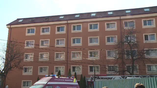 Un tânăr a murit după ce s-a aruncat de pe acoperiș. A cerut înainte să vorbească cu fosta iubită