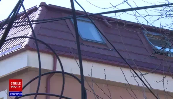 Un tânăr a murit după ce s-a aruncat de pe acoperiș. A cerut înainte să vorbească cu fosta iubită
