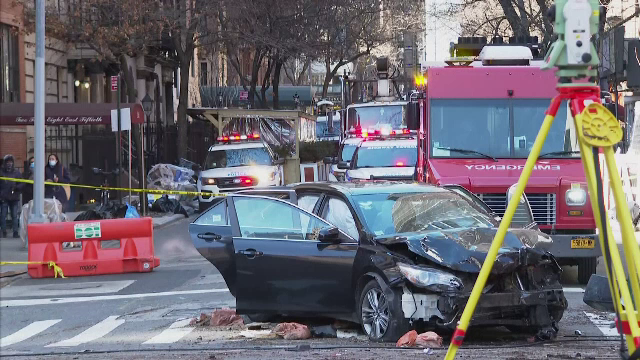 O maşină a intrat în viteză într-o terasă aglomerată din New York. Bilanţul accidentului