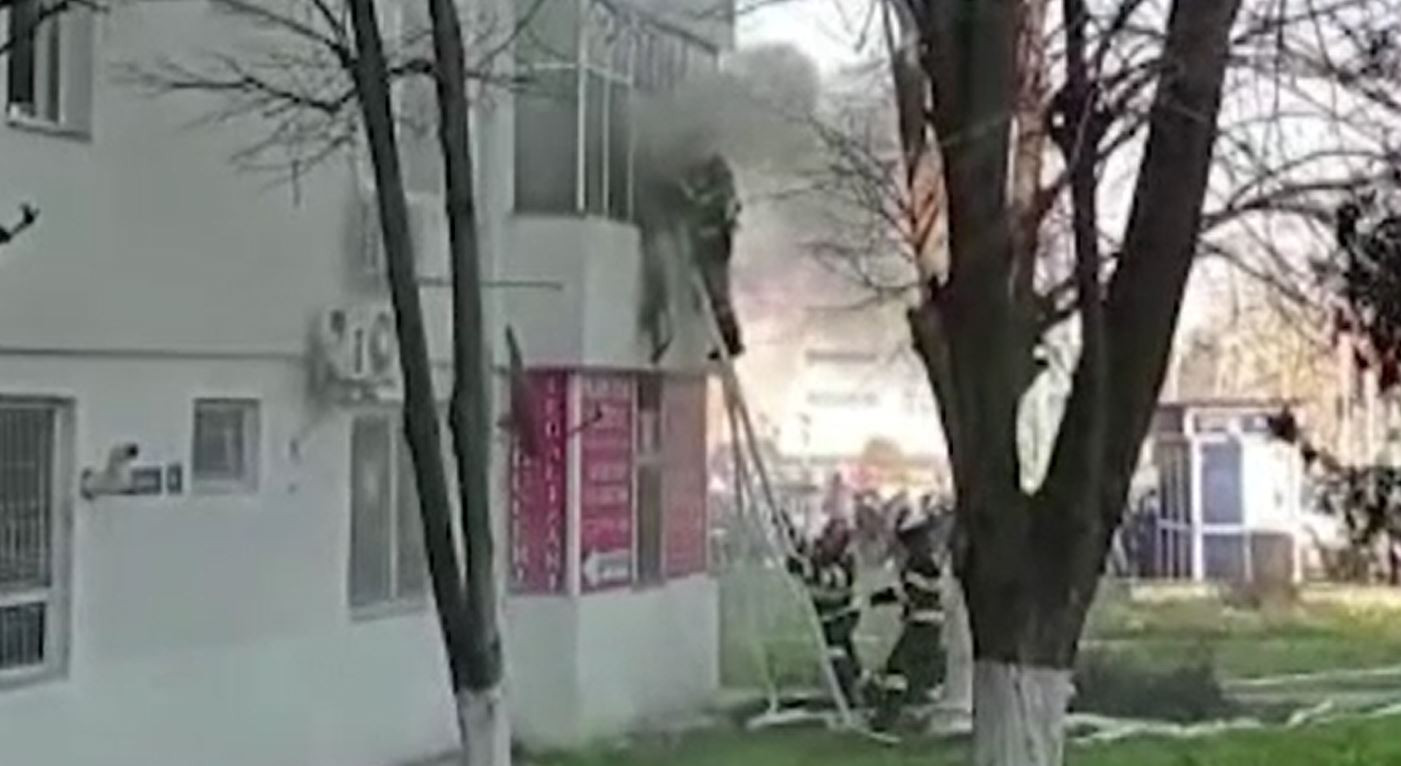 Tragedie evitată de doi polițiști din Constanța. Cum au intervenit să stingă un incendiu
