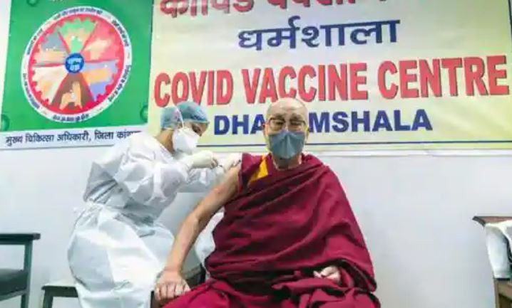 Dalai Lama a primit vaccinul anti-COVID. "Această injecţie este foarte folositoare"