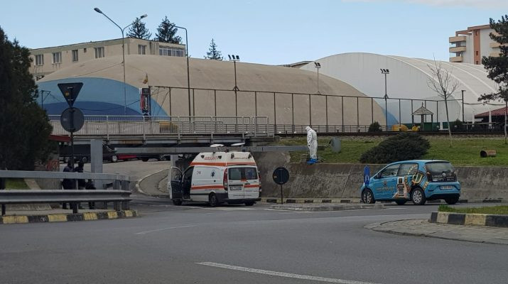 O ambulanţă a rămas înțepenită într-un pasaj din Râmnicu Vâlcea. De ce a fost amendat șoferul