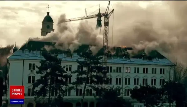 Incendiu uriaș la Palatul Administrativ din Suceava. Au ars 2.000 de mp din mansardă