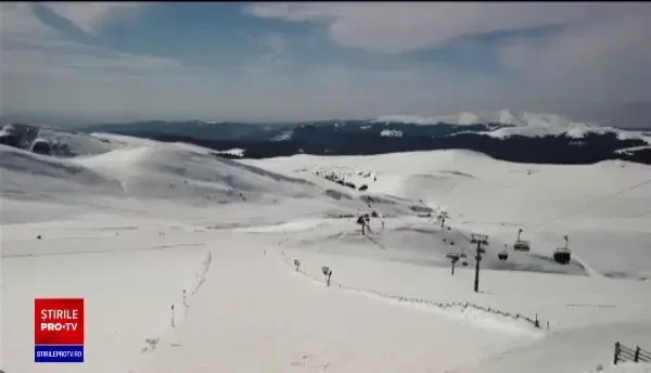 Zăpadă perfectă pentru sporturile de iarnă. La Cota 2000 în Sinaia, peisajul este copleșitor