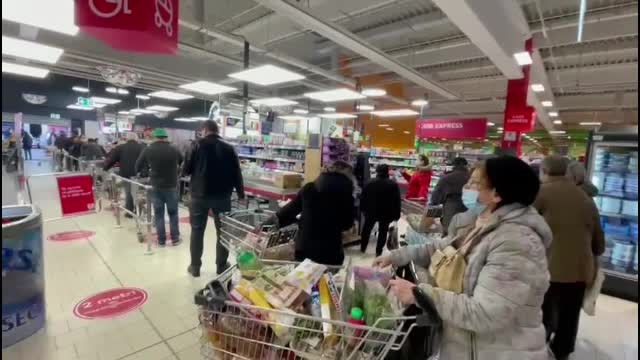 Timișorenii și-au făcut provizii înainte de carantină. Tinerii au ieșit la terase