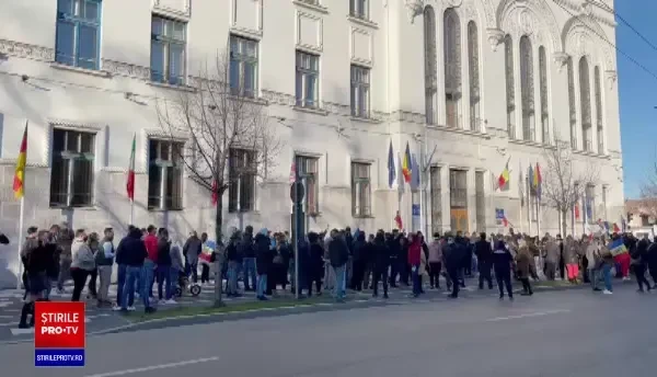 Protest la Timişoara, înainte de intrarea în carantină. Oamenii strigă „Fără carantină” și „Libertate”