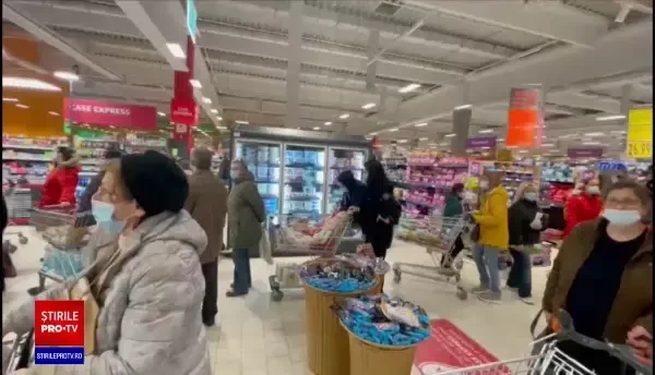 Timișorenii și-au făcut provizii înainte de carantină. Tinerii au ieșit la terase