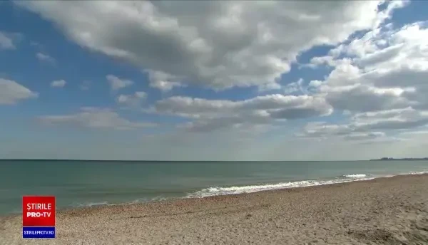 Vremea caldă de pe litoral a atras turiștii la mare. „Zici că eşti în Grecia”