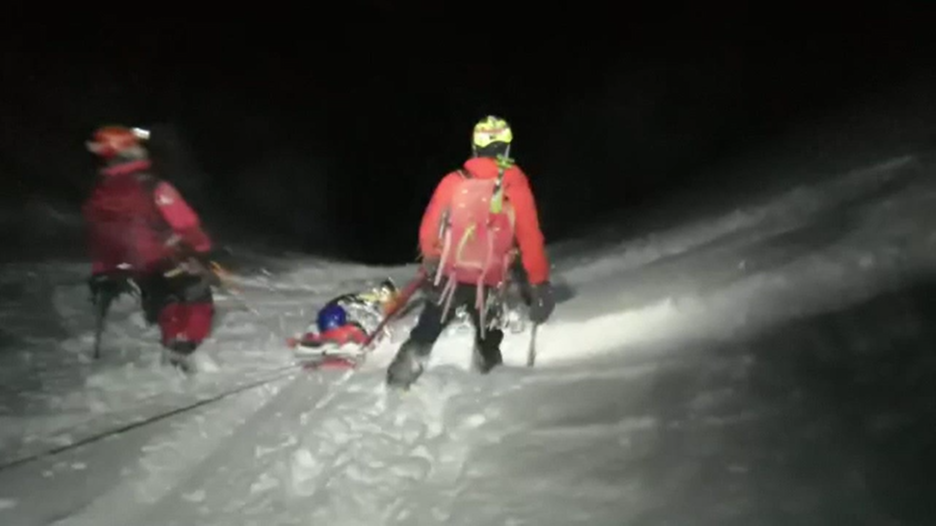 Un schior care s-a aventurat pe un traseu nemarcat din Bucegi a fost salvat în ultima clipă de salvamontiști