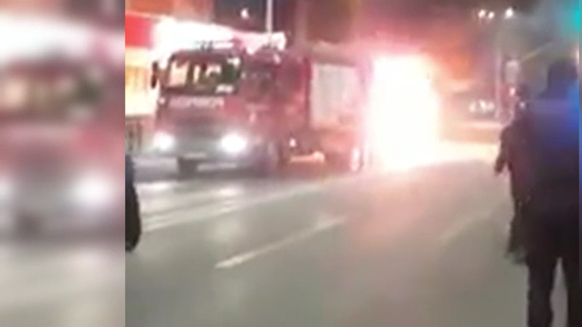 Mașină mistuită de flăcări în Bacău. De la ce a izbucnit incendiul