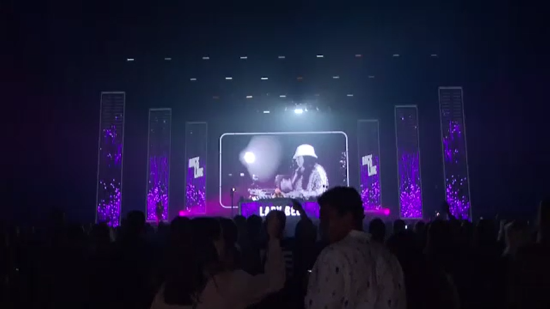 Petrecere experimentală în Amsterdam. 1.300 de tineri au participat la un concert de muzică electronică