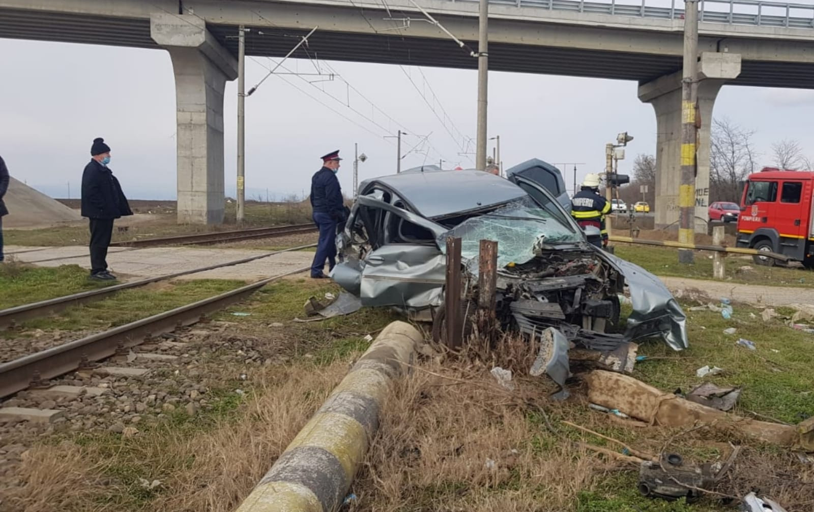 FOTO. Accident grav. Un șofer a ignorat alerta CFR și a fost lovit din plin de un tren