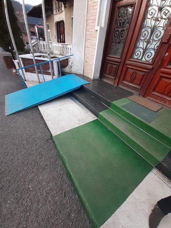 Rampa pentru persoane cu handicap de la Primăria Bicaz duce direct în zid. Ce scrie pe clădirea ctitorită de Carol I