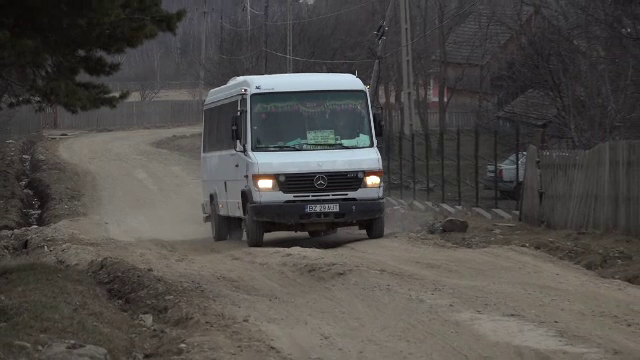 Cum arată un drum din Buzău în 2021. „Nici salvarea nu poate veni, trebuie să aştept la căruţă”