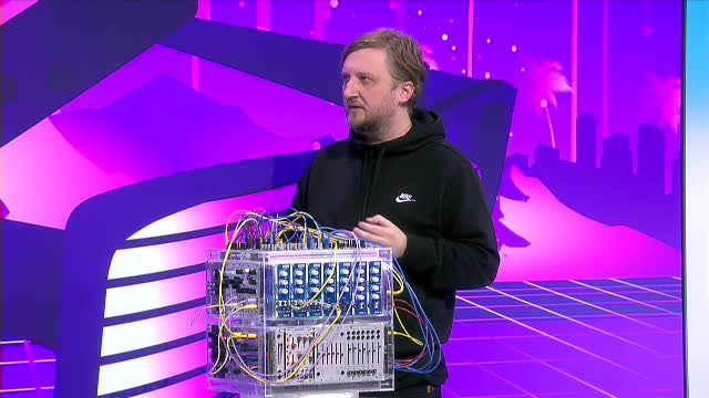 Silent Strike, invitat la iLikeIT cu faimosul său ”Cub”. Muzică cu un instrument S.F.