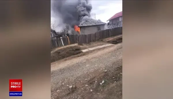 O familie din Botoșani a rămas fără casă, în urma unui incendiu. Mama a intrat în flăcări să își salveze băiatul