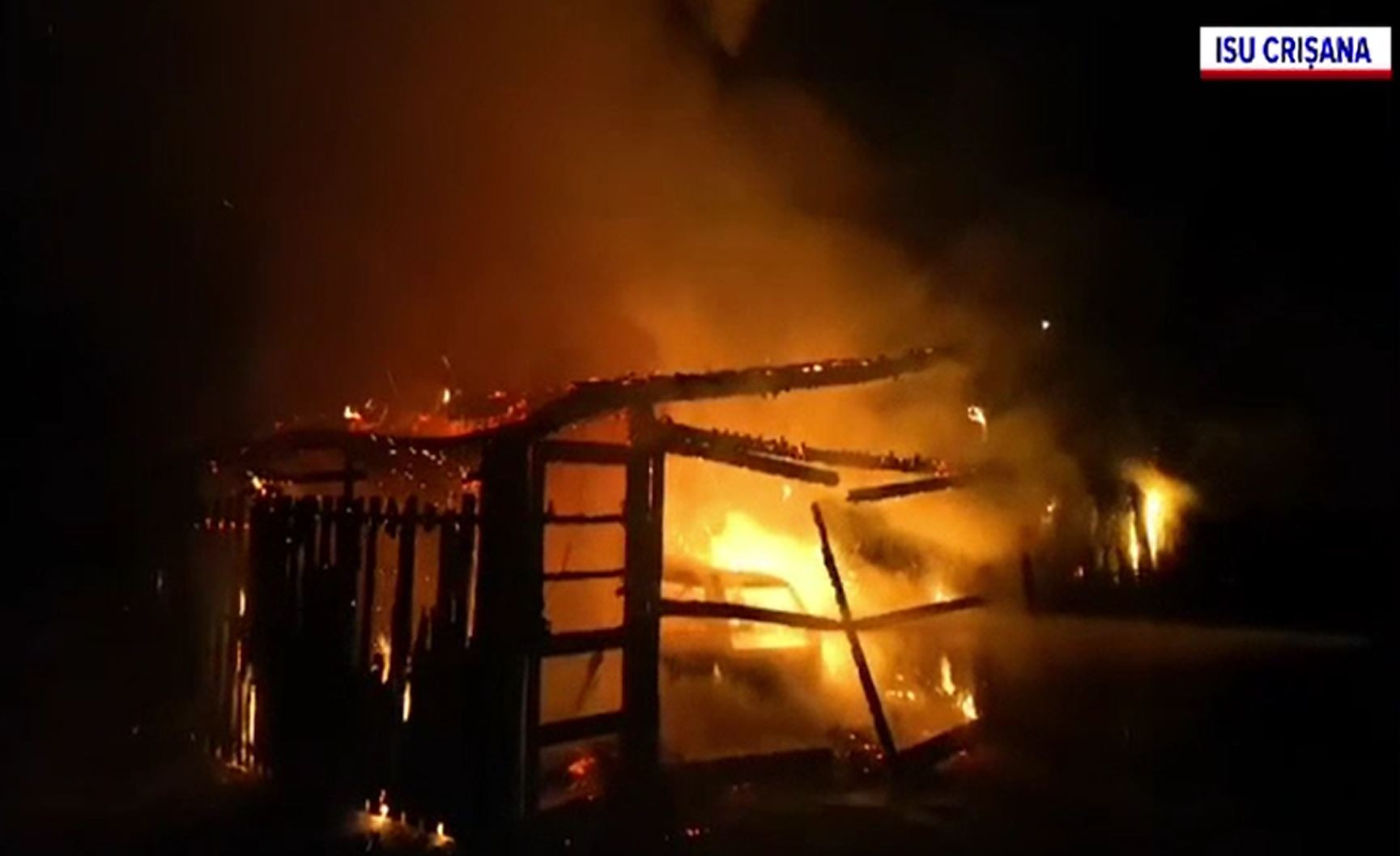 Panică în Bihor, din cauza unui incendiu violent. O magazie și un garaj au fost mistuite de flăcări