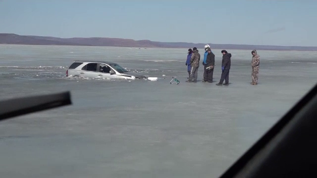 Tragedii în lanț în Siberia. Pescarii merg cu mașinile pe râuri înghețate, deși încep să se topească