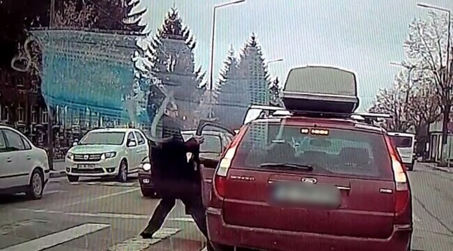 Incident halucinant în trafic. Un bărbat oprește o mașină și îl lovește pe șofer. VIDEO