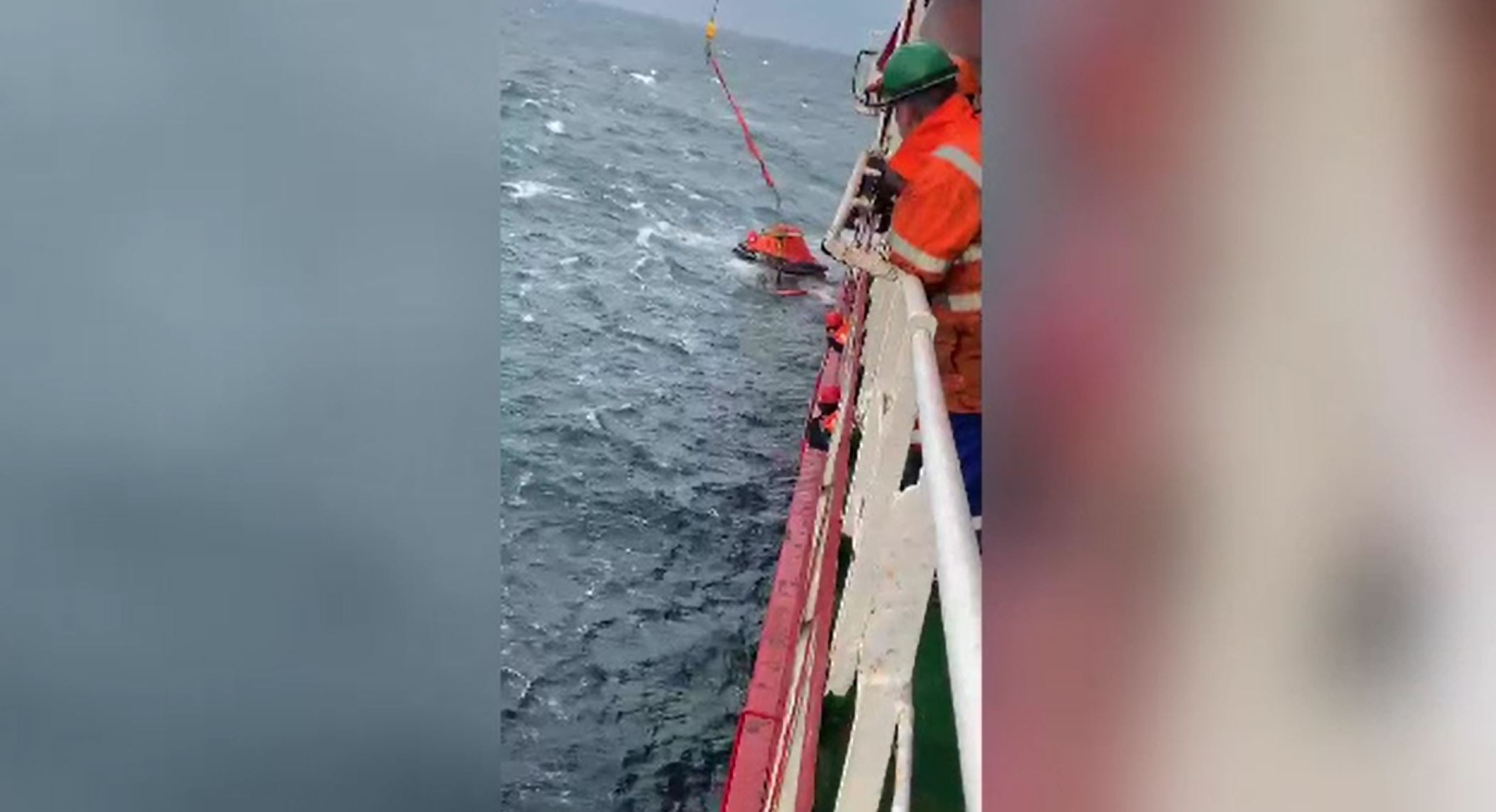 Marinarii ucraineni salvaţi după scufundarea cargoului "Volgo Balt 179", transportaţi de pe mare în port