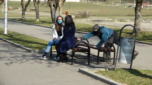 Poliţiştii din Baia Mare au simulat prinderea unui hoţ de poşete în parc