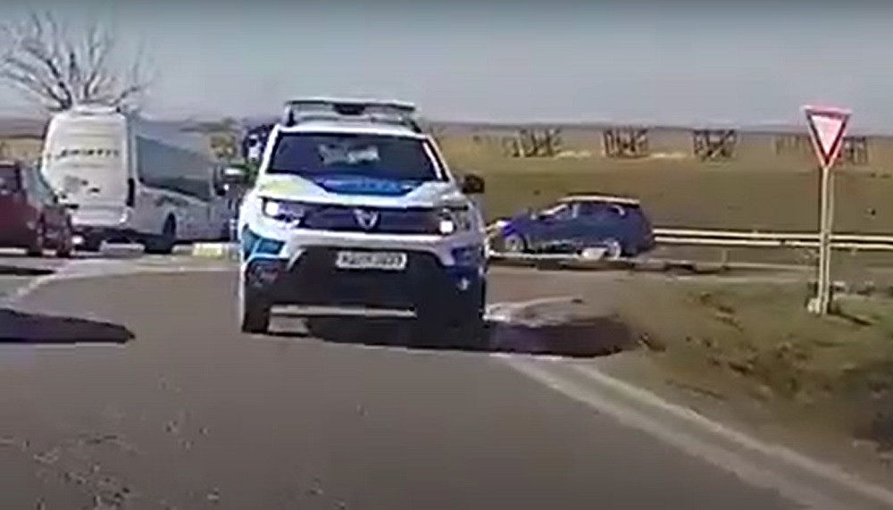Un poliţist a fost amendat şi lăsat fără permis pentru că s-a plimbat pe contrasens