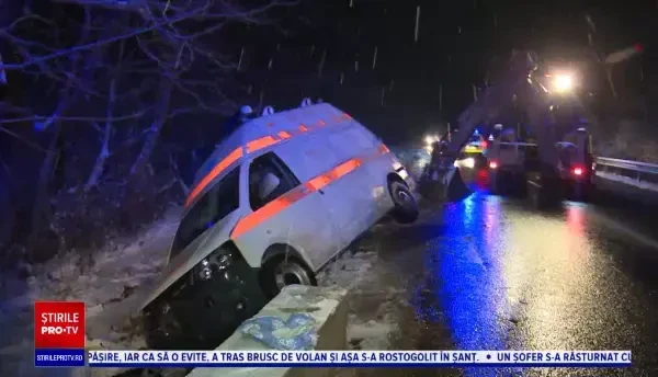 Accident grav în Dâmbovița. O ambulanță s-a răsturnat, în timp ce transporta o pacientă gravidă