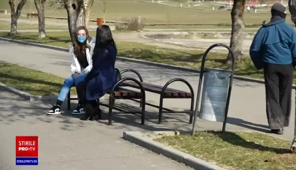 Poliţiştii din Baia Mare au simulat prinderea unui hoţ de poşete în parc.