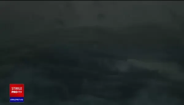 Filmul operaţiunii de salvare de pe nava care s-a scufundat aproape de Constanţa. Un marinar nu a fost găsit