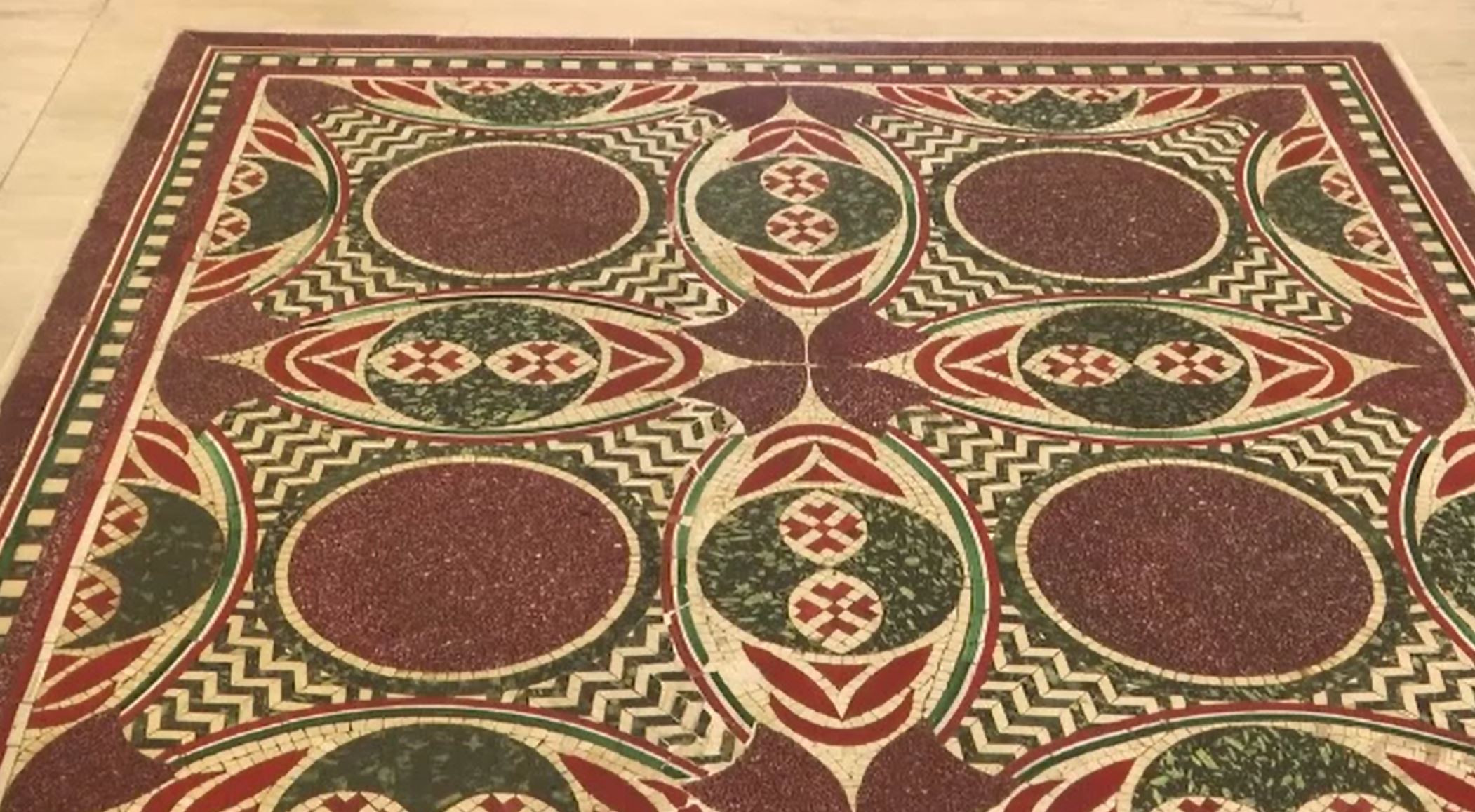 Povestea unui mozaic realizat pentru împăratul Caligula. A zăcut pe fundul apelor, apoi a devenit măsuță de cafea