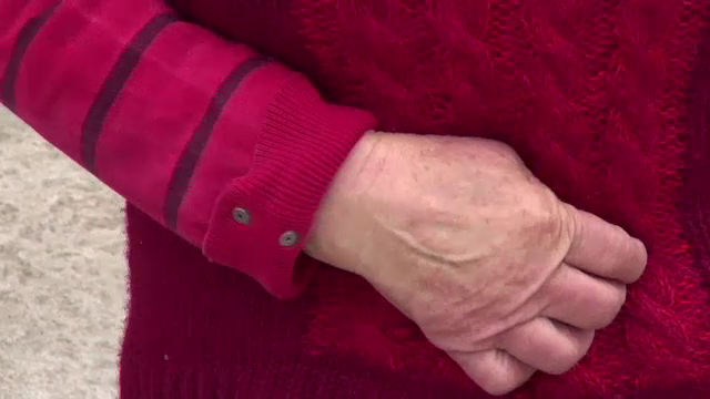 Un bărbat din Neamţ a vrut să jefuiască o bătrână. Şocant ce i-a făcut când a văzut că are doar 7 lei