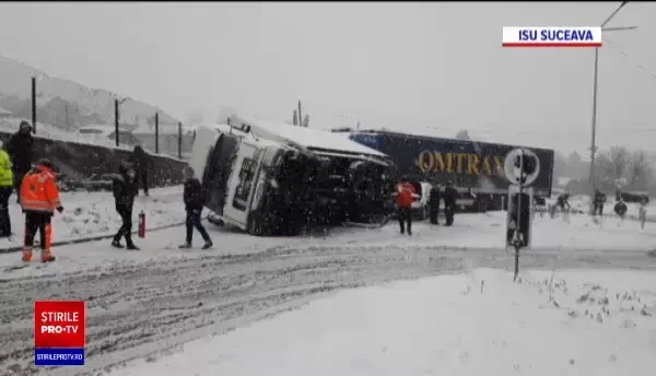Accidente în lanț din cauza ninsorilor. O bucată de gheață a căzut de pe un camion și a spart parbrizul unei mașini