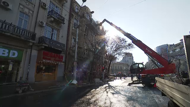 Fațada unei clădiri risca să se prăbușească peste trecători, în București. Pompierii au intervenit de urgență