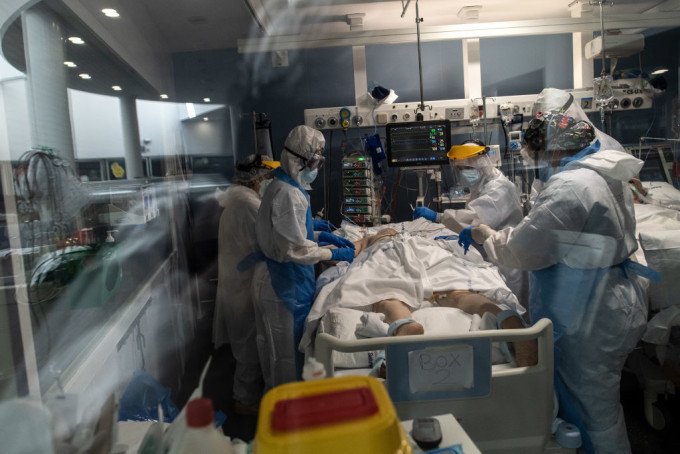 Preoţii vor putea să intre la ATI pentru pacienţii cu COVID-19. Va fi permis şi accesul unui aparţinător