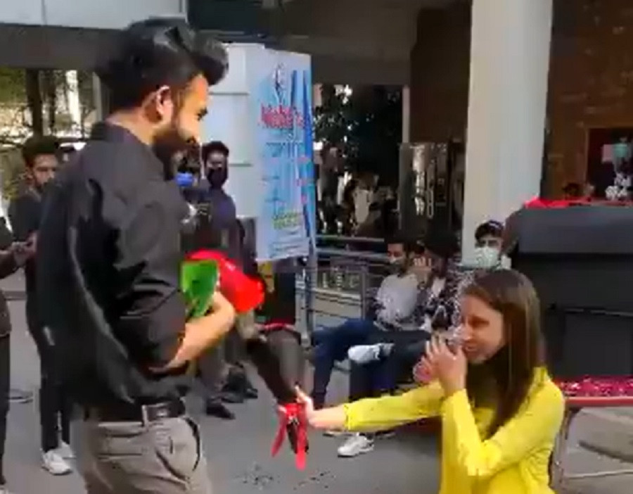 VIDEO. Cuplu de studenţi, exmatriculat după ce tânăra l-a cerut în căsătorie pe iubitul ei în public