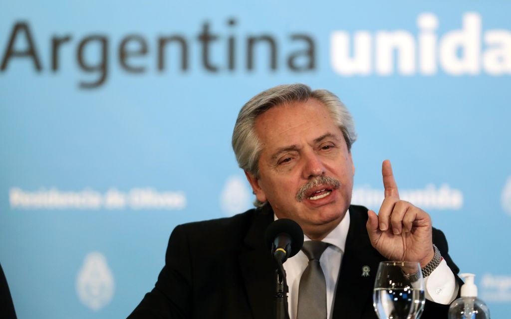 Președintele argentinian, atacat cu pietre de mulțimea furioasă. Care este motivul nemulțumirilor