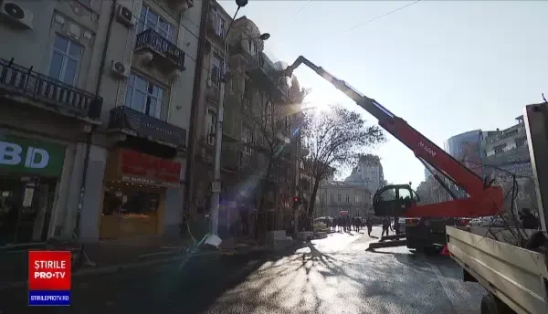 Fațada unei clădiri risca să se prăbușească peste trecători, în București. Pompierii au intervenit de urgență