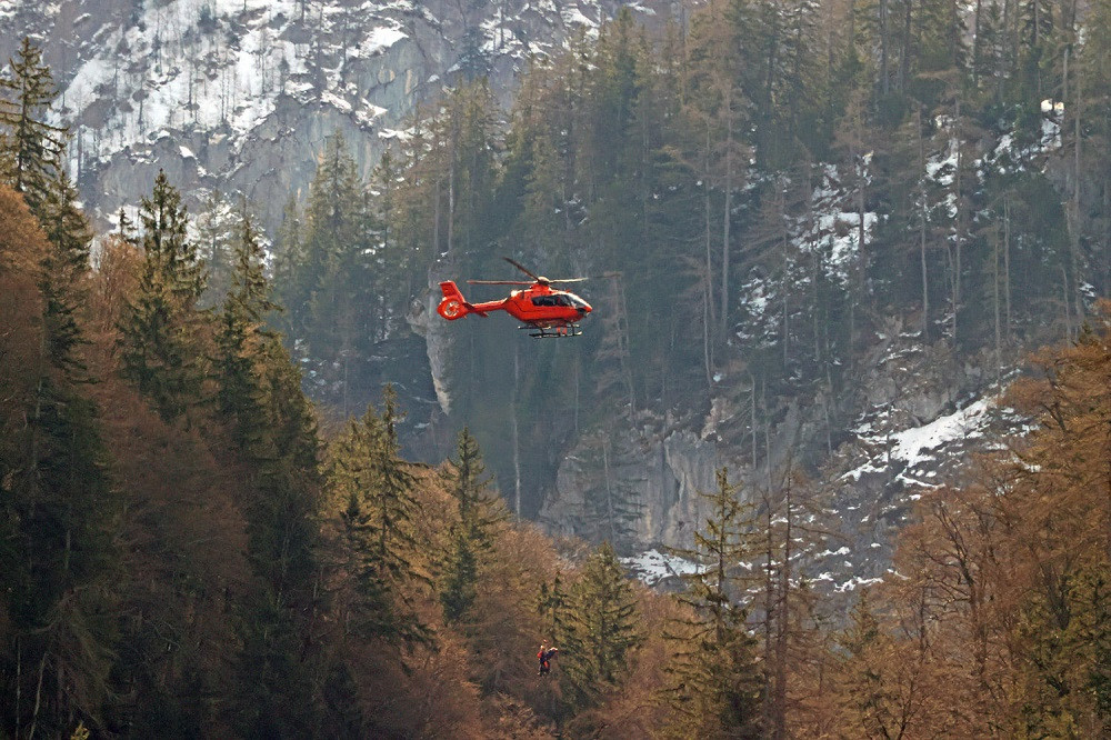 Un tânăr de 18 ani a supraviețuit după ce a căzut într-o prăpastie de 60 de metri