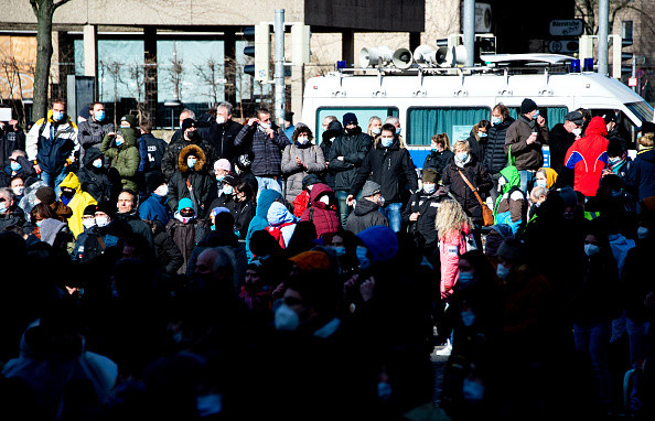 Proteste față de restricțiile impuse în pandemie, în mai multe orașe din Germania. VIDEO