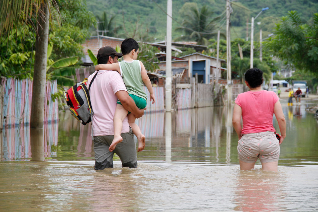 Șase morți și sute de mii de persoane afectate de cenușa vulcanică și ploile abundente din Ecuador