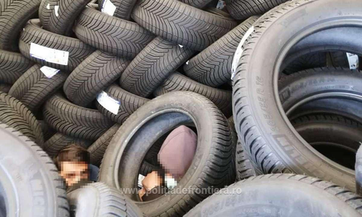 Cetățeni din Afganistan și Pakistan au încercat să treacă ilegal frontiera în Ungaria. Erau ascunși printre anvelope și țevi