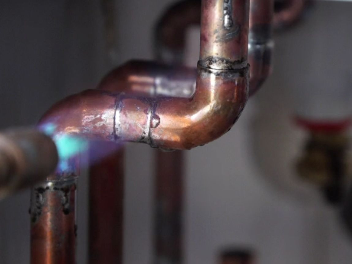 Meșterii pricepuți în amenajările locuințelor sunt greu de găsit. La ce trucuri recurg acum clienții